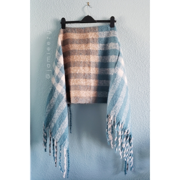 C-Mode | NWT Plaid Fringe Off-Shoulder Shawl - Picture 5 of 5